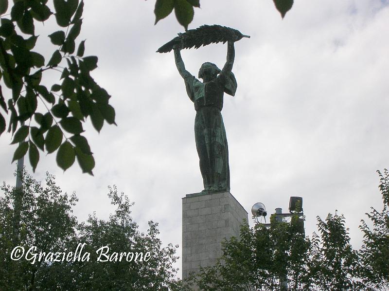 la statua della libertà sul monte Gellerthegy.jpg